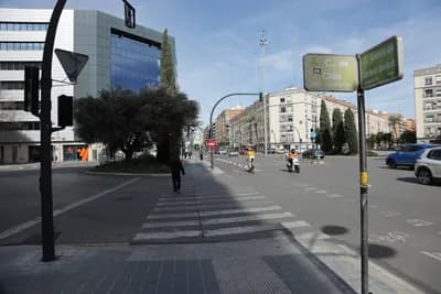 A pedestrian crossing at an intersection with street signs indicating 'C. de Chile' and 'Avenida del Cardenal Benlloch'.