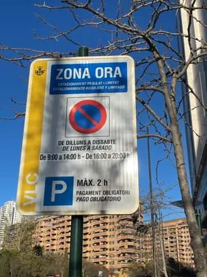 Restricted parking sign in Valencia with time and payment details.