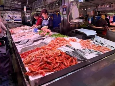 Fruits de mer frais sur de la glace à un stand de marché.